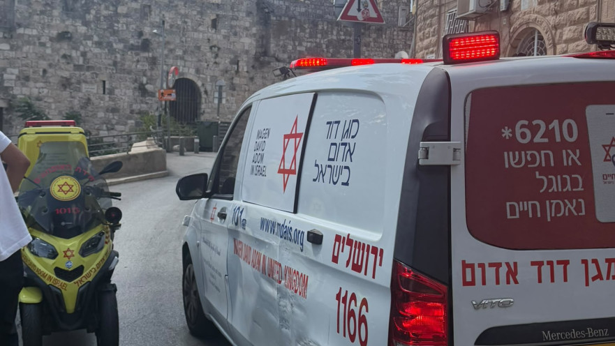 צעירה נפלה ממיניבוס בירושלים