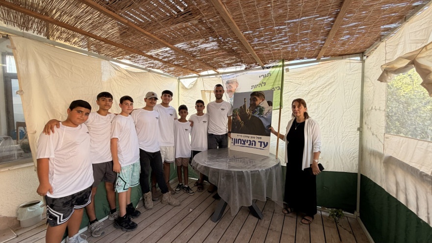 חברי "סיירת שאן" מקימים את הסוכות בבתי משפחות דויטש ושוורץ
