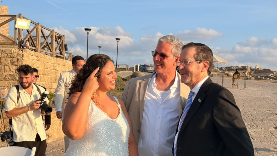 יצחק הרצוג ורעייתו מיכל בחתונת בתם של שורדי השבי רז ואוהד בן עמי