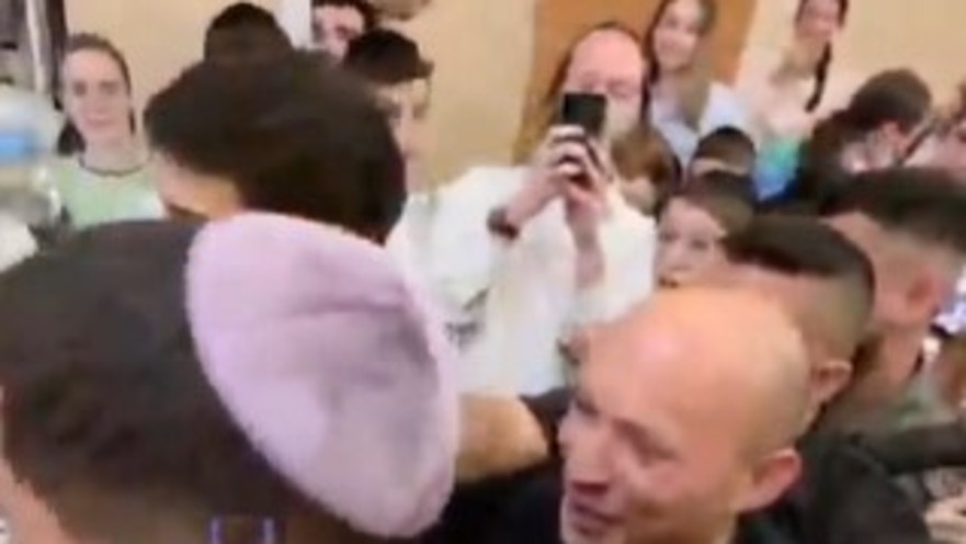המשטרה מחלצת את נפתלי בנט ממסעדה בבני ברק