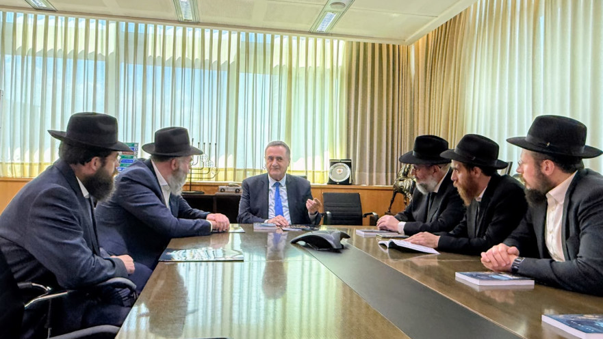 שר הביטחון מארח את משלחת אגודת חסידי חב"ד 