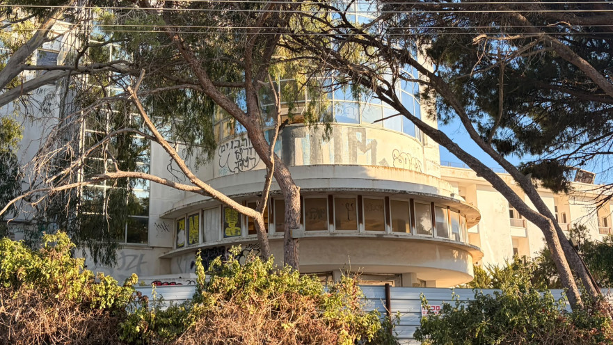 מלון הר הכרמל. הפיל הלבן של חיפה