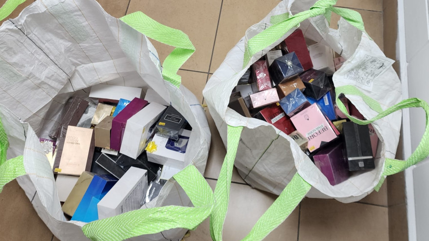 הבאלות עם הבשמים שלפי החשד נגנבו מ"גוד פארם" תל אביב