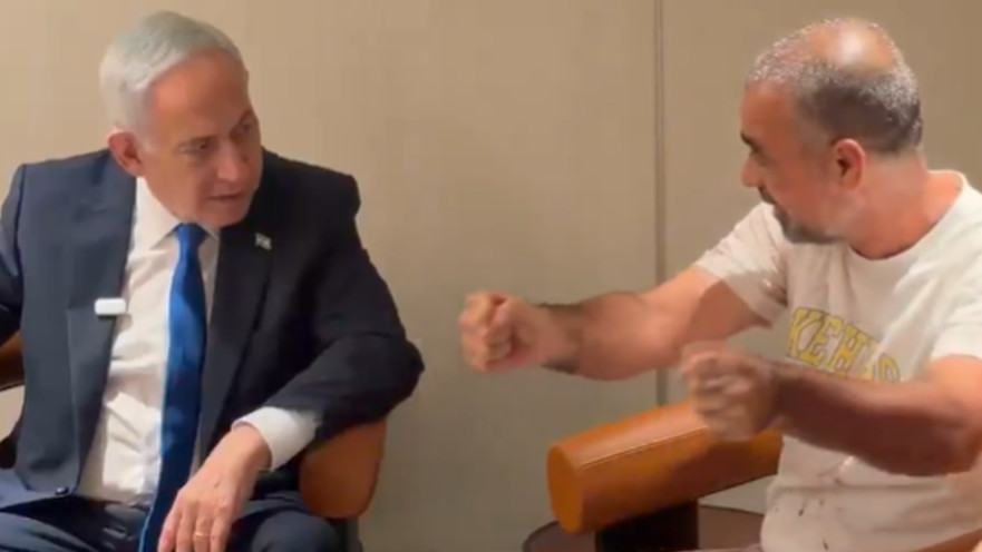 בנימין נתניהו יחג עם יניב חיון, אחד הנוסעים שהשתלטו על התוקף בטיסת פליי דובאי