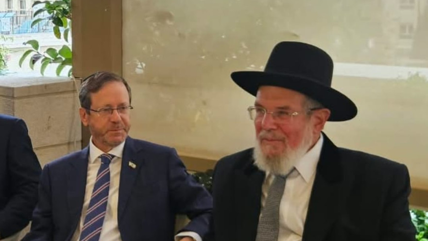 הנשיא הרצוג ערך ביקור חג בסוכות הרבנים הראשיים לישראל