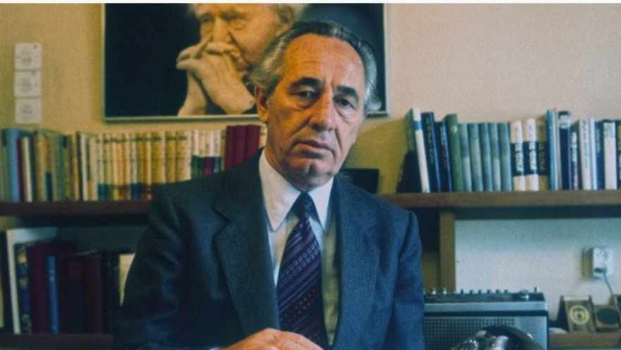 שמעון פרס, מתוך הסדרה "אדון כמעט"