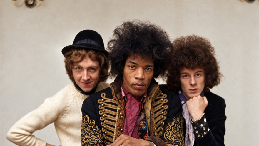 ג'ימי הנדריקס עם נואל רדינג ומיץ' מיטשל, חברי The Jimi Hendrix Experience, שהוקמה ב-1966