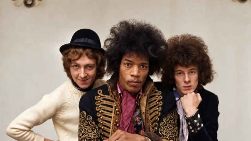ג'ימי הנדריקס עם נואל רדינג ומיץ' מיטשל, חברי The Jimi Hendrix Experience, שהוקמה ב-1966
