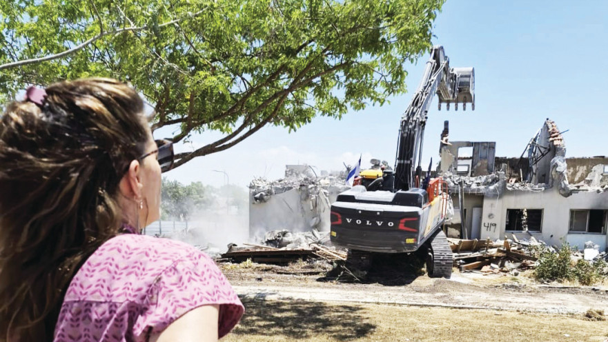 זהר לב מול הריסות ביתה בקיבוץ בארי