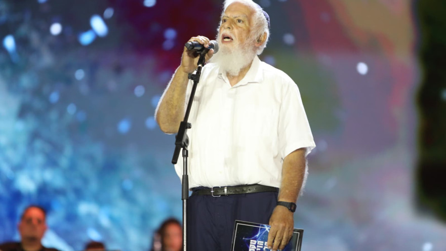 הרב בנימין קלמנזון אביהם של האחים קלמנזון באמירת קדיש על אלחנן הי"ד ושאר החללים