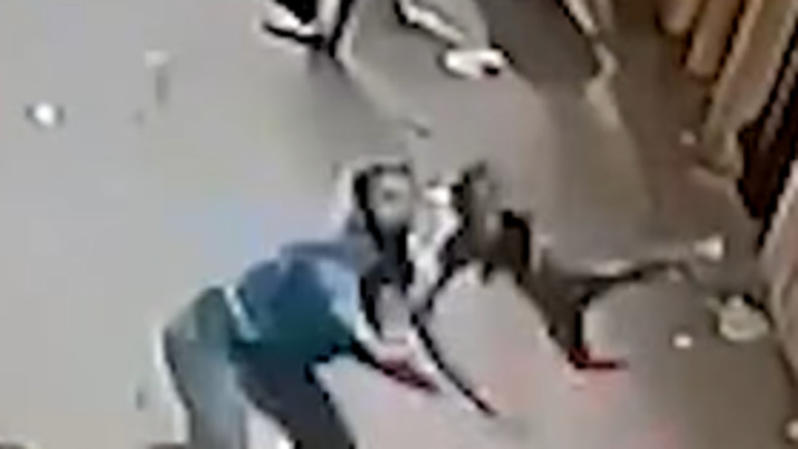 עובר אורח מציל ילד שנפל ממרפסת