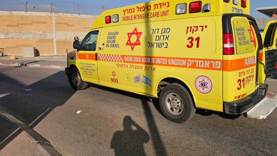 אמבולנס באזור אירוע אלימות סמוך למחסום קלנדיה