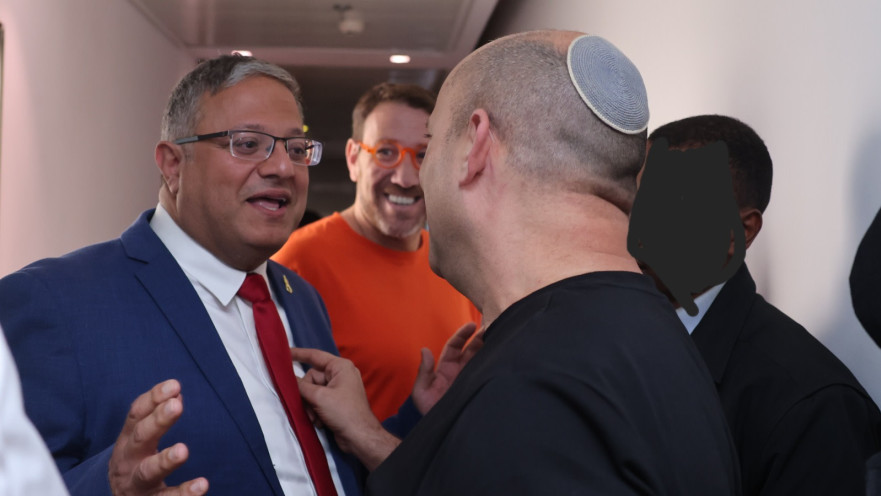 נפתלי בנט ואיתמר בן גביר בעימות במסדרון