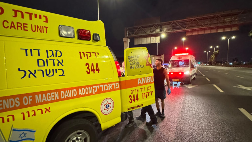 רוכב אופנוע נפגע מרכב בכביש 40