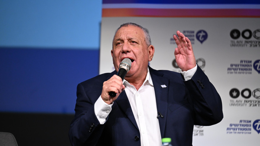 גדי איזנקוט בנאומו באוניברסית תל אביב