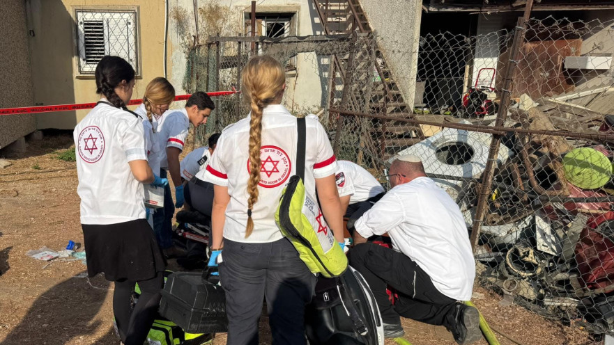 שריפה בבית בקריית עקרון, בן 50 במצב אנוש