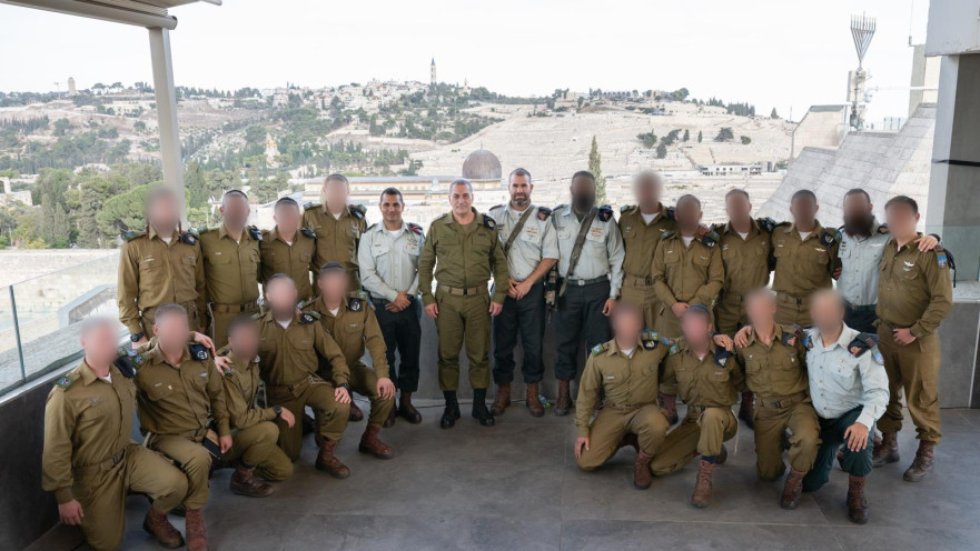הרמטכל עם מסיימי קורס קצינים בחטיבת החשמונאים
