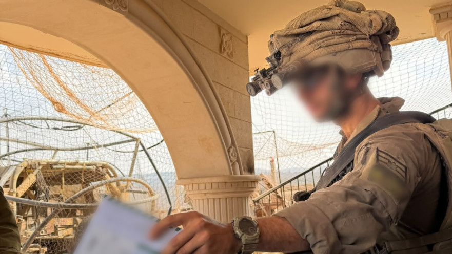 לוחם צה"ל מצביע בקלפי הצבאית לבחירות לכנסת ה-26