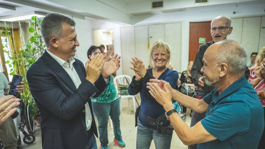 שאמה הכהן עם אזרחים ותיקים ברמת גן