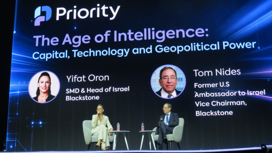 טום ניידס ויפעת אורון בכנס של חברת Priority