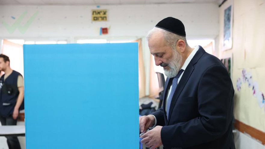 אריה דרעי מצביע