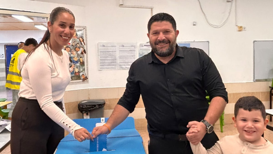אלמוג כהן מצביע