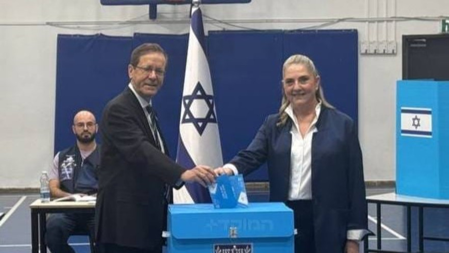 יצחק הרצוג ורעייתו מיכל בבחירות 2026