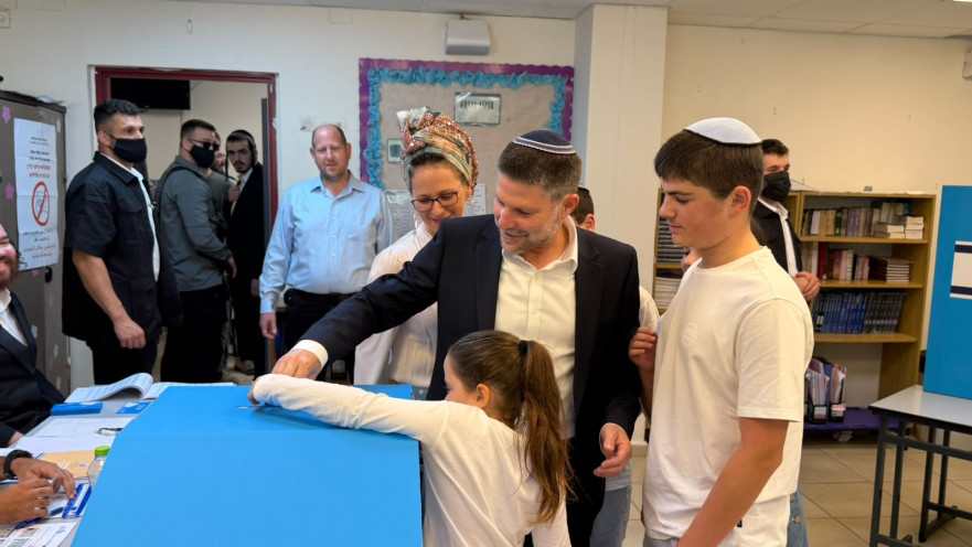 בצלאל סמוטריץ' מצביע