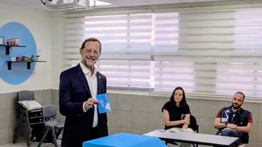 משה פייגלין מצביע