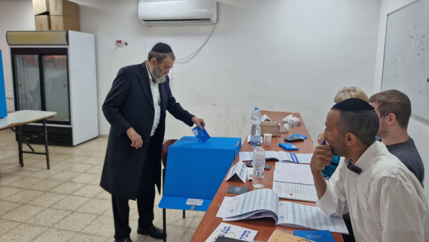 משה גפני מצביע