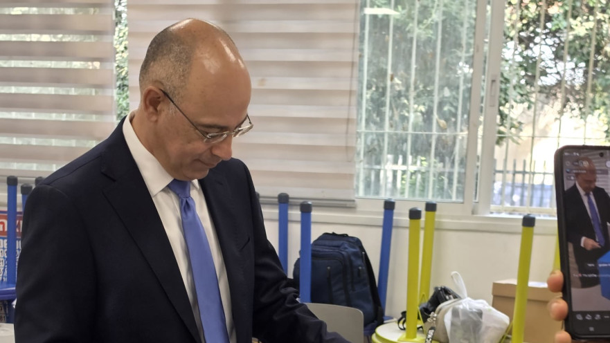 ירון זליכה מצביע