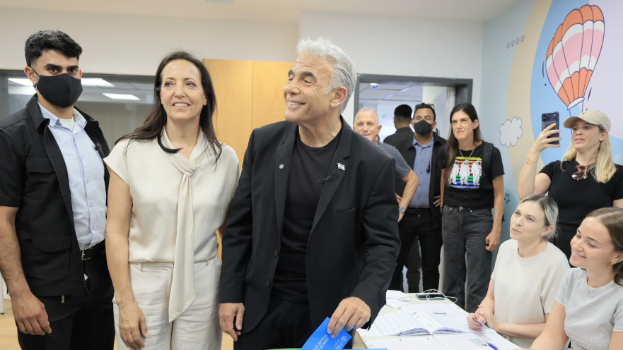 יאיר וליהיא לפיד מצביעים בבחירות לכנסת ה-26