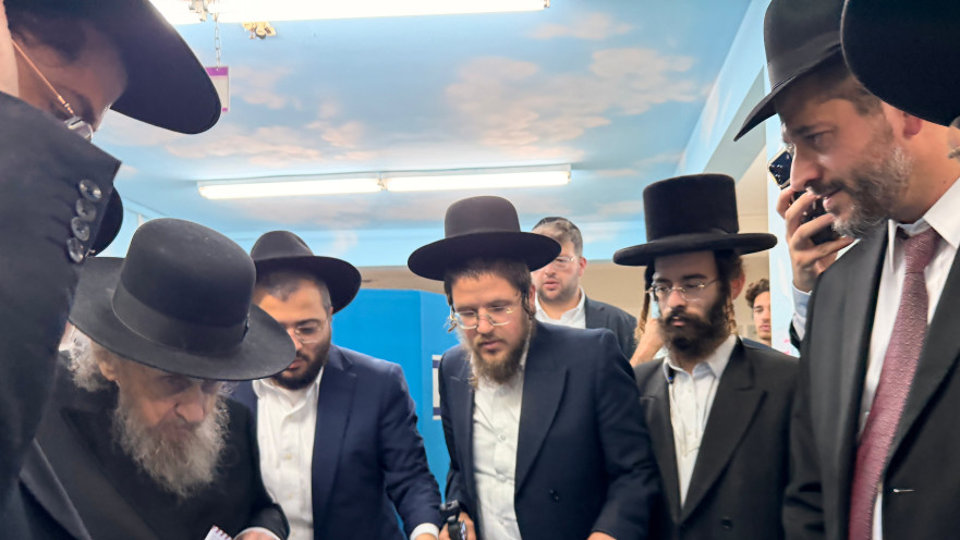 הרב דב לנדו מצביע