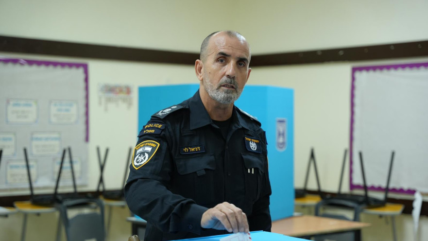מפכ"ל המשטרה דני לוי מצביע
