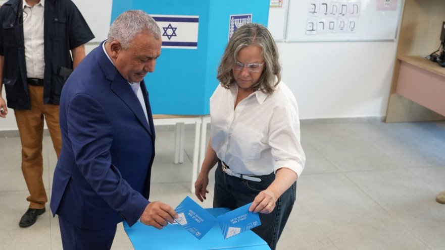 גדי איזנקוט מצביע
