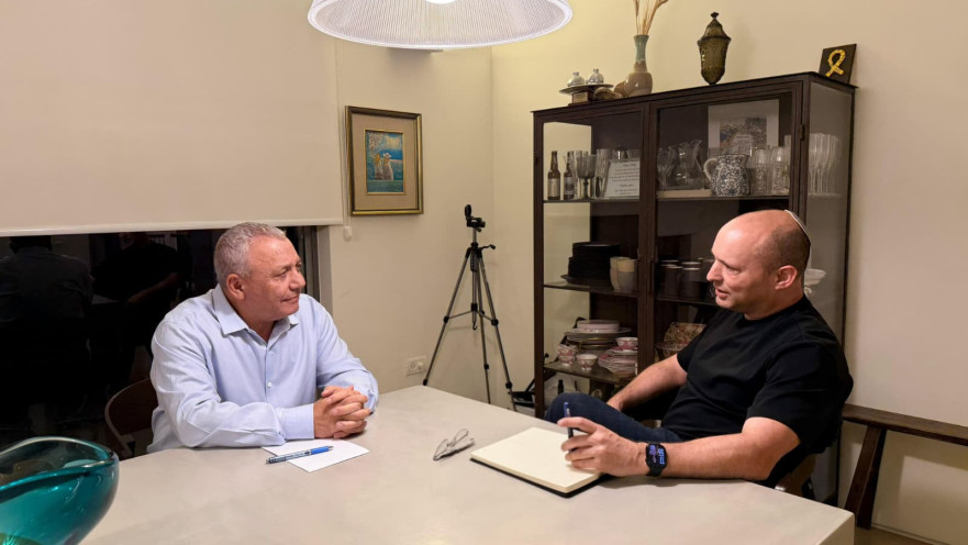 נפתלי בנט וגדי איזנקוט בפגישה בביתו של בנט ברעננה