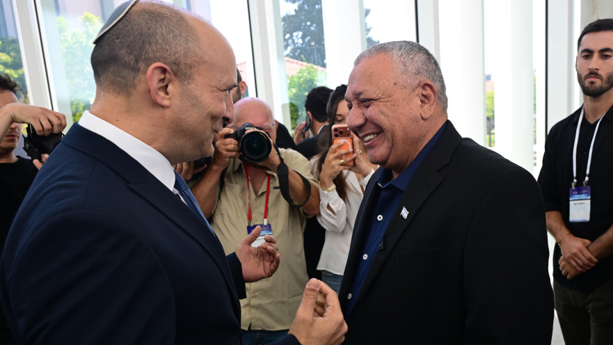 גדי איזנקוט ונפתלי בנט 