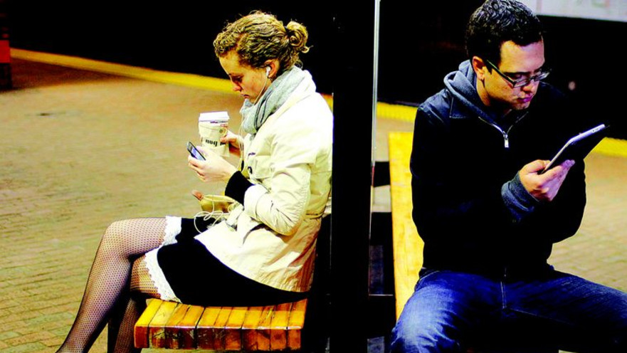 אנשים קוראים ספרים