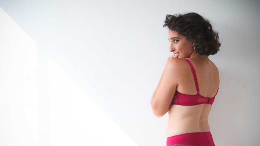 אלמה דישי מדגמנת הלבשה תחתונה 