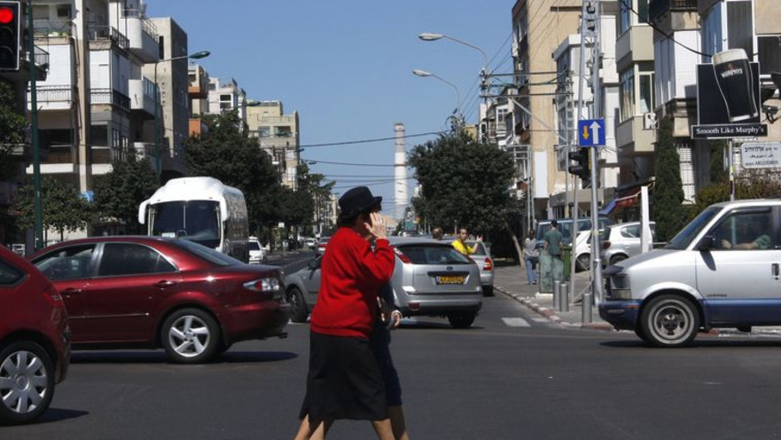 אשה חוצה את הכביש