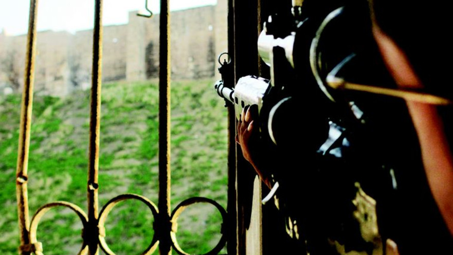 צלף סורי מכוון לעבר המצודה העתיקה של חאלב.