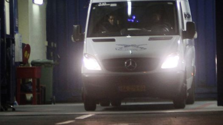 רכב שב"ס ובו משוחררי עסקת שליט, ליד כלא עופר, דצמבר 2011