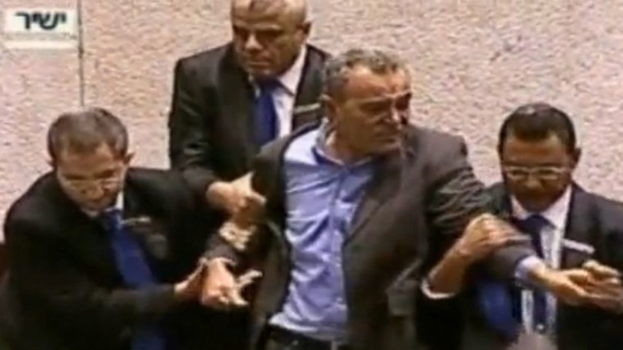 גמאל זחאלקה מוצא ממליאת הכנסת מליאה כנסת