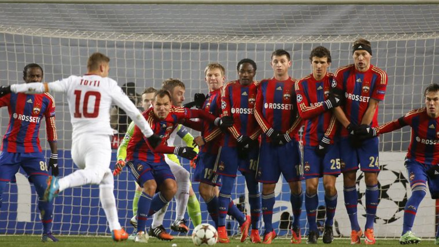 פרנצ'סקו טוטי בועט מול צסק"א מוסקבה