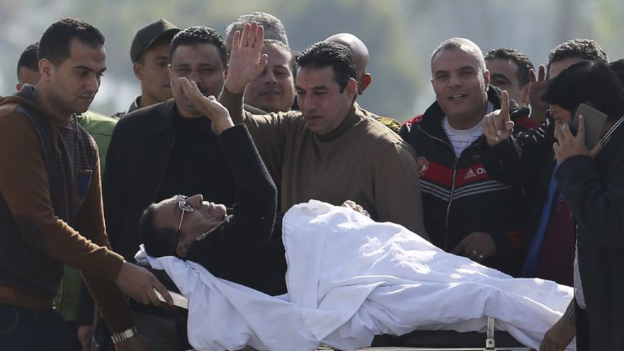 חוסני מובארק מובא באלונקה לבית המשפט