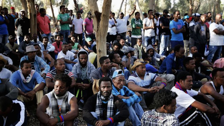 מסתננים מחוץ למתקן חולות