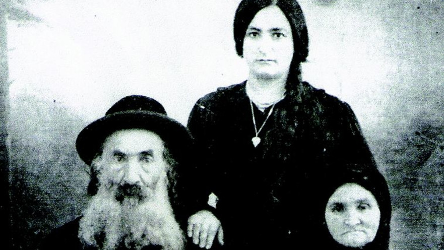 נפתלי חנהל'ס עם אשתו ובתו 