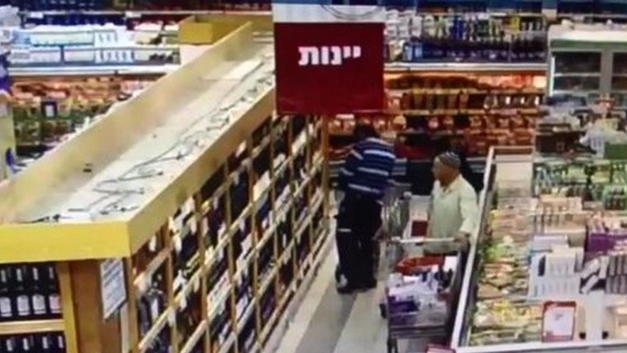 תיעוד פיגוע הדקירה בסניף רמי לוי