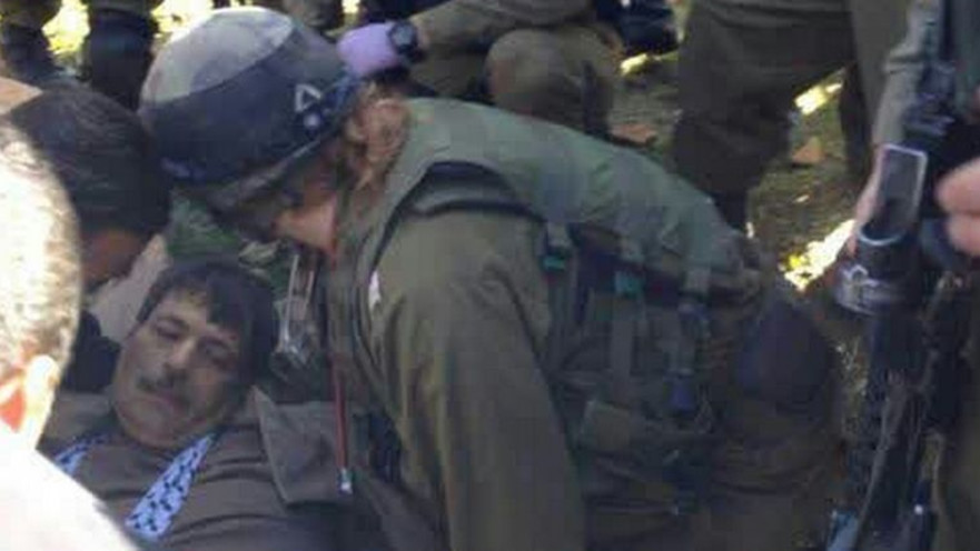 אבו עין מקבל טיפול רפואי מפראמדיקית 