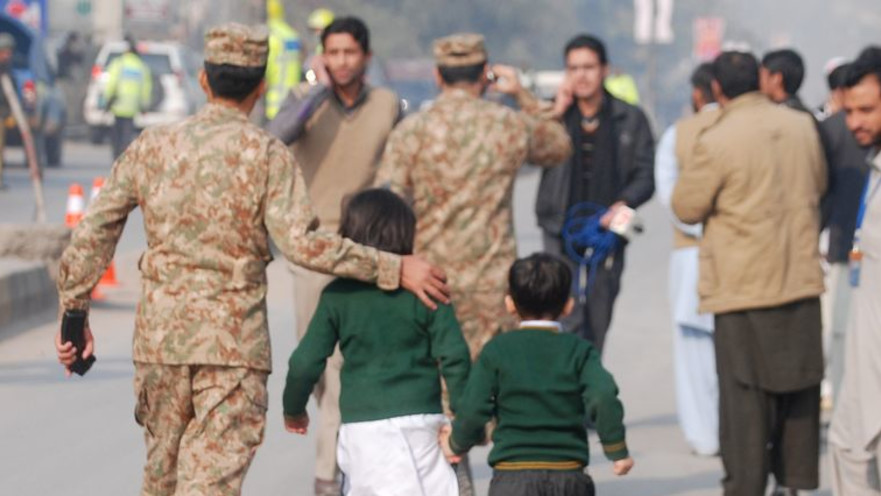 חיילים פקיסטנים מחוץ לבית הספר בו אירע הפיגוע 